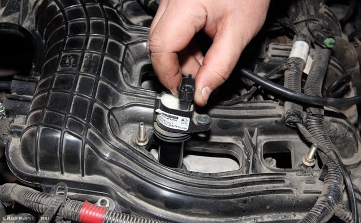 Замена свечей зажигания: признаки и регламент