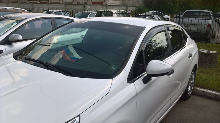 Тонировочная полоса на лобовом стекле