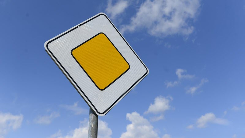 Обозначение знака 2.1 главная дорога