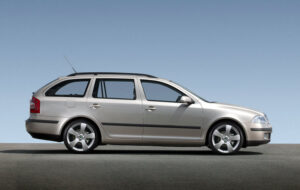 Шкода Октавия A5 универсал вид сбоку