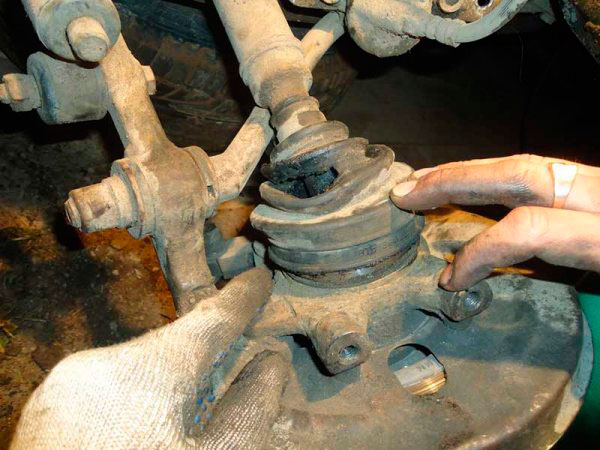 Пробитый пыльник шруса