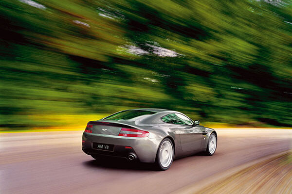 Автомобиль на скорости