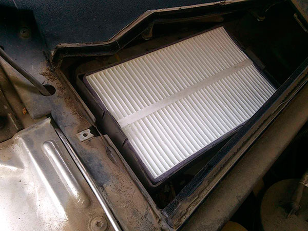 Запахи и очистка климат-системы: озонатор vs. смена испарителя