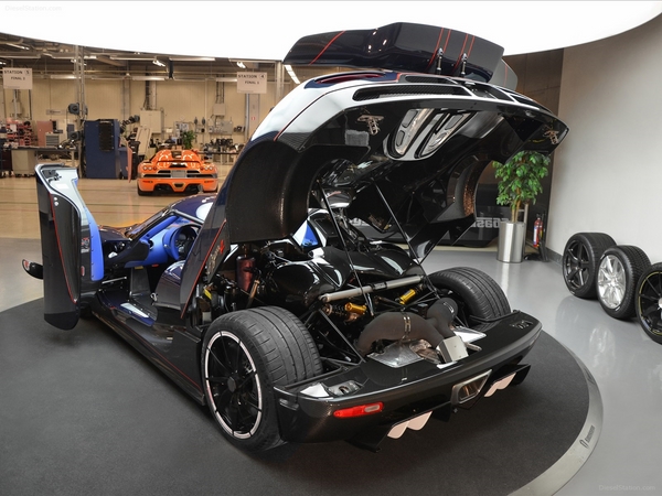 Открытый капот Koenigsegg Agera R