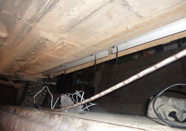 Вариант крепления подсветки на днище авто