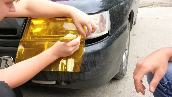 процесс тонировки фар пленкой