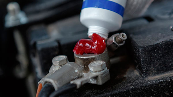 Что нужно смазывать в автомобиле регулярно