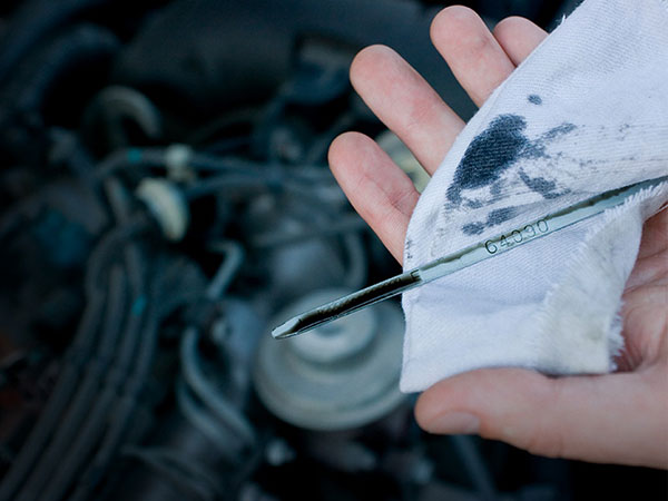 Почему масло в двигателе быстро чернеет