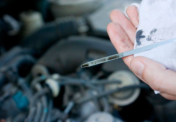 Почему масло в двигателе быстро чернеет