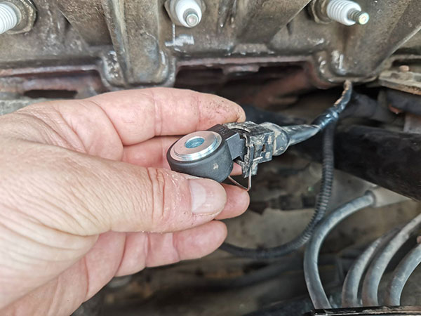 Где находится датчик детонации