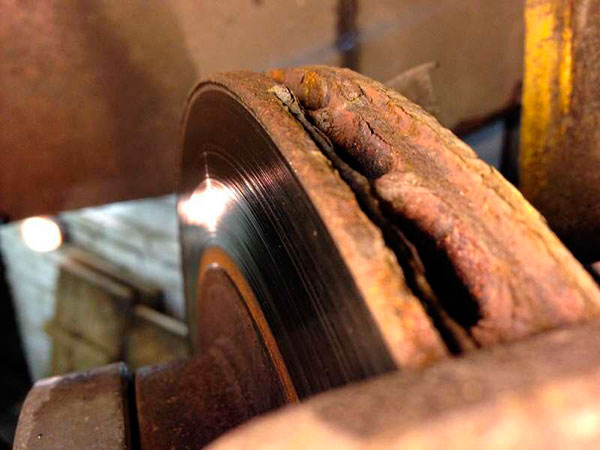 Как самостоятельно заменить тормозные колодки