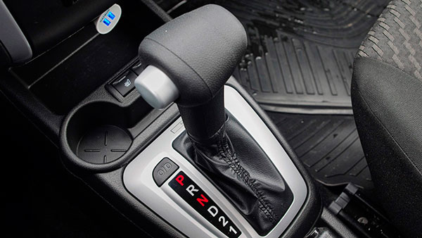 Как выбрать авто для новичка: ручка или автомат?