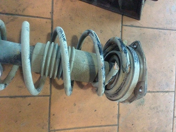 Амортизаторы: как определить износ без стенда и чем опасна «плывущая» машина