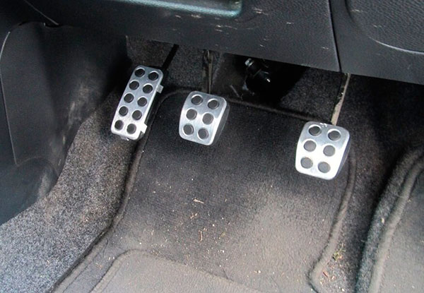 Почему проваливается педаль тормоза