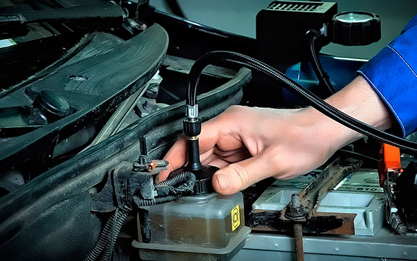 Почему проваливается педаль тормоза