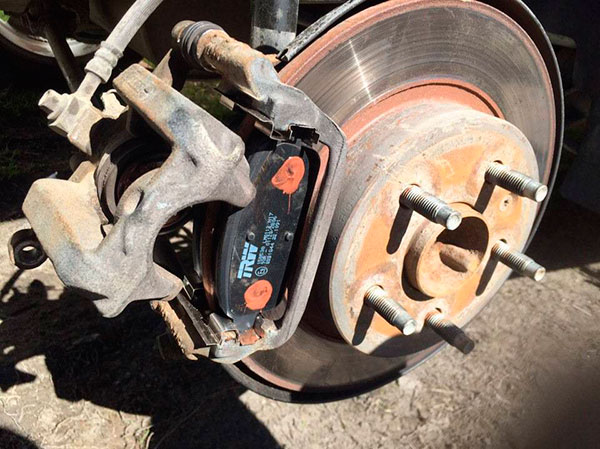 Почему проваливается педаль тормоза