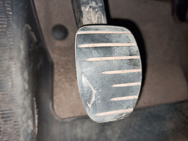 Почему проваливается педаль тормоза