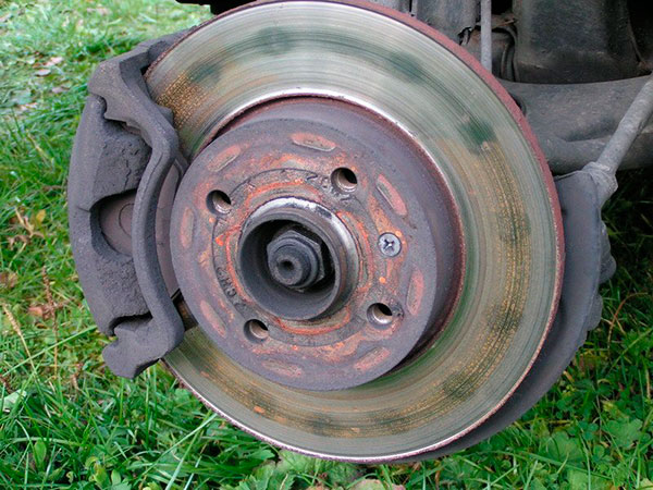 Почему проваливается педаль тормоза