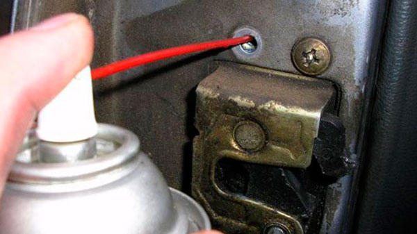 Что нужно смазывать в автомобиле регулярно