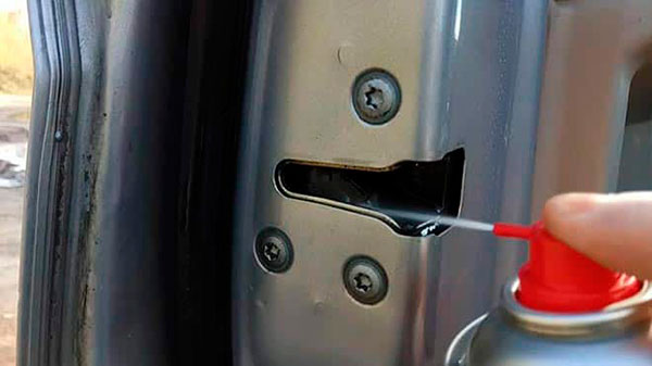 Как правильно смазывать петли