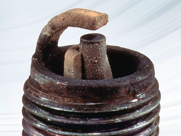 Замена свечей зажигания: признаки и регламент