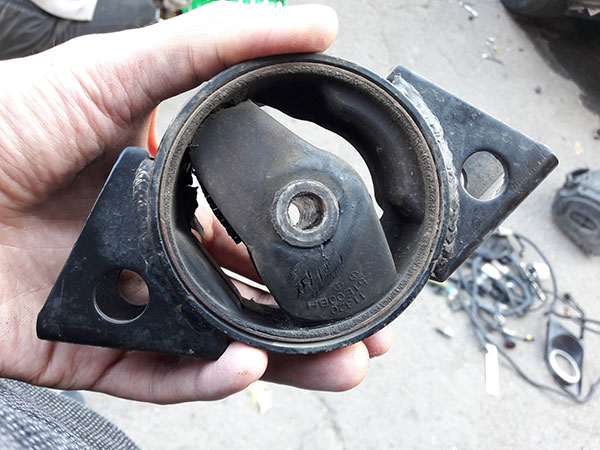 Гидроопора двигателя