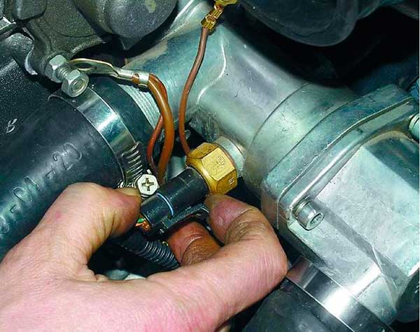 Где находится датчик температуры