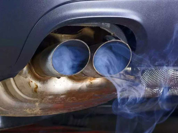 Голубой дым из выхлопной трубы