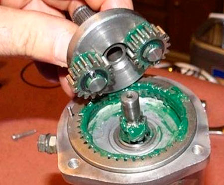 Какие части стартера смазывать