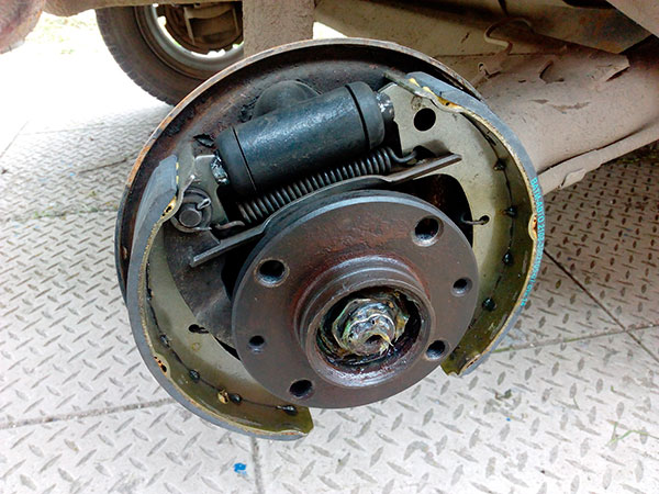 Как самостоятельно заменить тормозные колодки