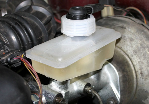 Как самостоятельно заменить тормозные колодки