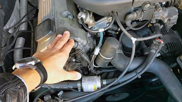 Троит двигатель на холостых оборотах