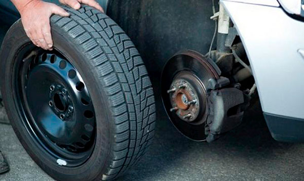 Почему машину тянет влево