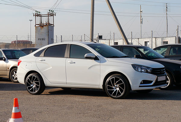 Авто для такси: экономичный рейтинг (2025)