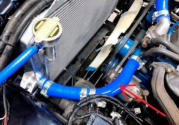 Нижний патрубок радиатора охлаждения