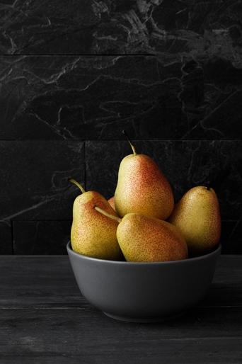 Ароматные груши в миске