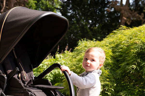 Малыш с коляской