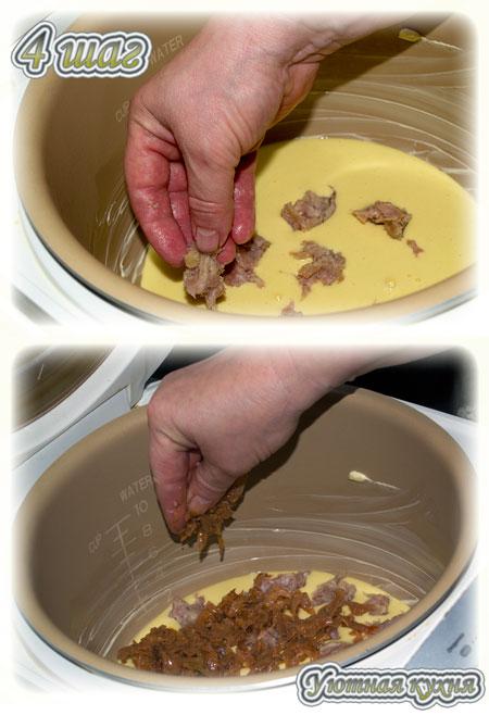 добавляем фарш и капусту в чашу мультиварки