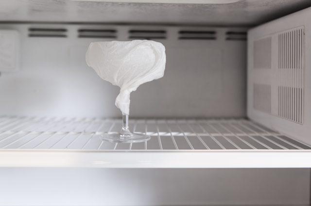 бокал в бумажной салфетке