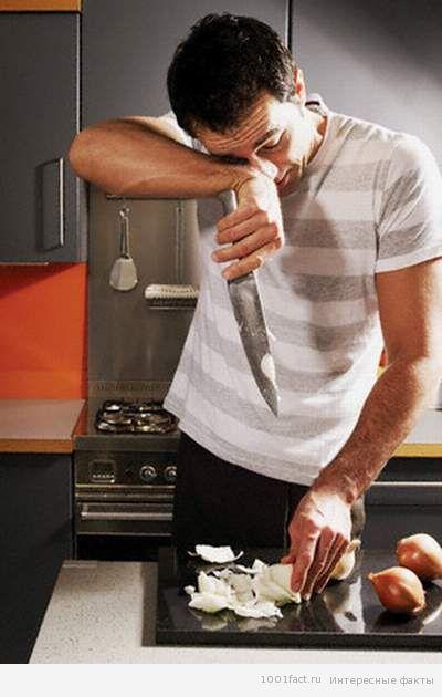 мужчина режет лук и утирает слезы