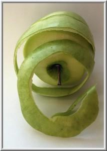 очищенное от кожуры яблоко очищенное от кожуры яблоко