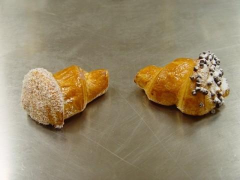 половина круассана из слоеного теста половина круассана из слоеного теста