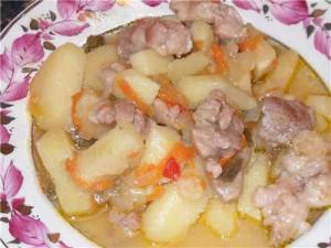 свинина с картофелем свинина с картофелем на тарелке