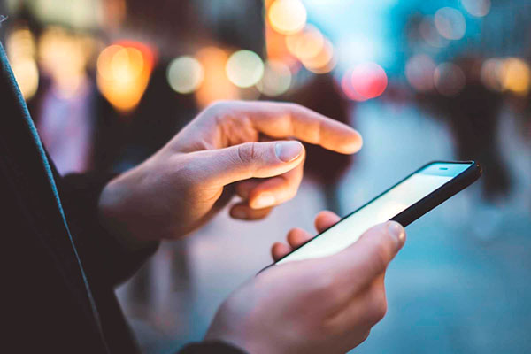 Телефон в руках