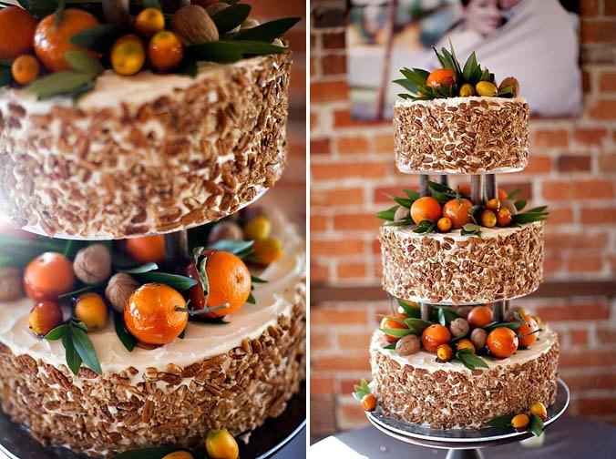 голый торт с фруктовой композицией