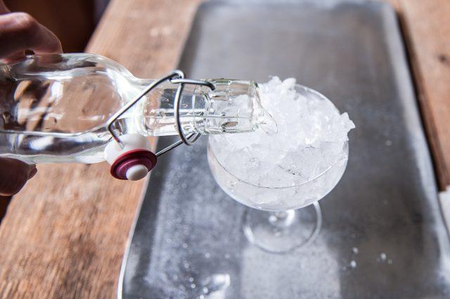 Холодная вода со льдом в бокале