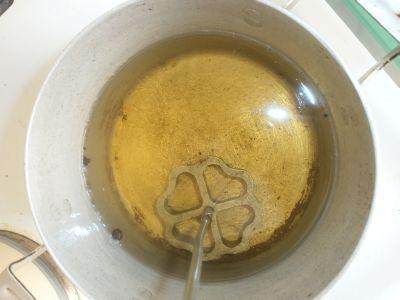 классический хворост на форме из жидкого теста