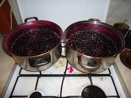 как очистить дно кастрюли от пригоревшего варенья