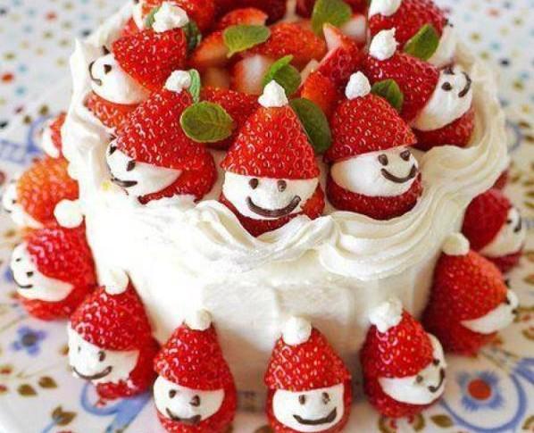 как украсить торты на год петуха - снеговики из клубники