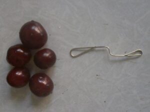 как вытащить косточки из вишен скрепкой